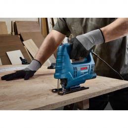 Bosch GST680 เลื่อยฉลุไฟฟ้า สปีดเดียว 500 วัตต์ ปรับรอบได้ (ไม่มีระบบปรับเตะ) ตัดตรงได้ 68 ม.ม. อัตราการชัก/นาที 800-3100 ครั้ง/นาที #06015B40K0