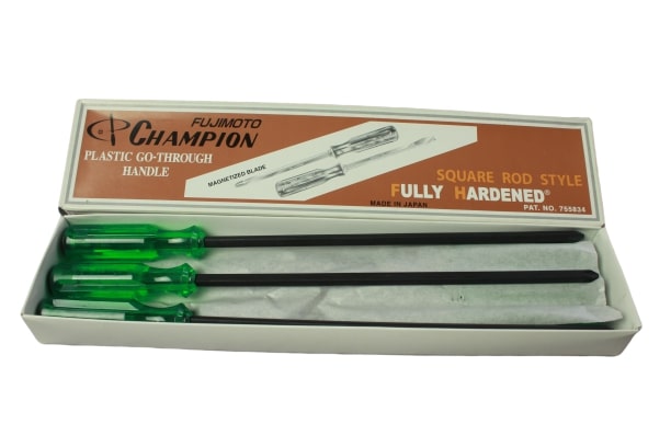 CHAMPION ไขควงแกนดำทลุ ปากแฉก 130K 12นิ้ว (ราคาต่ออัน , 1 กล่องมี 6 อัน)